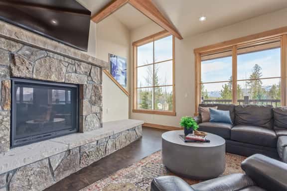 345 Lodgepole Cir - Image 1