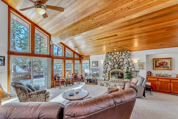 3185 Panorama Dr - Image 1