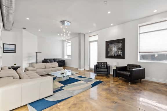 Skyline 200 – The Aristocrat - Image 1