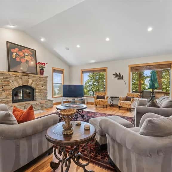 1550 Queens Way - Image 1