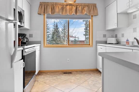 735 Lagoon Dr E - Image 2