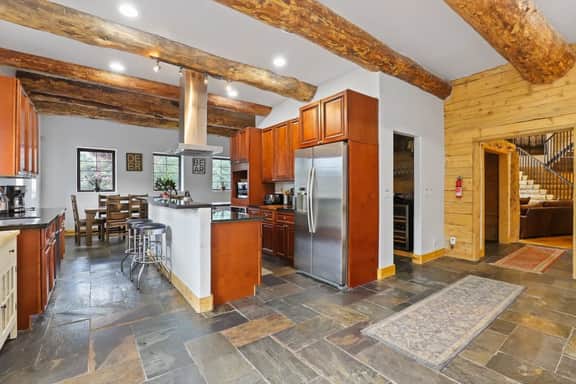 66 Davis Ct - Image 2