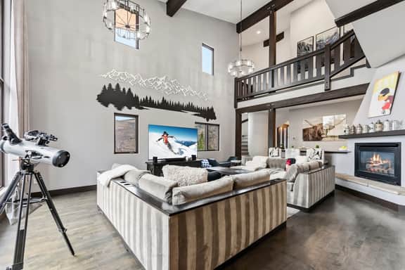 1074 Eagle Dr - Image 2