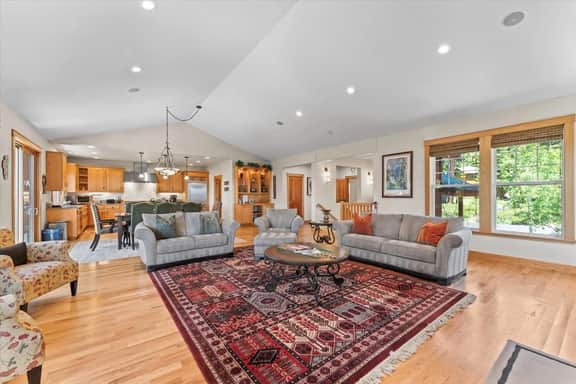 1550 Queens Way - Image 3