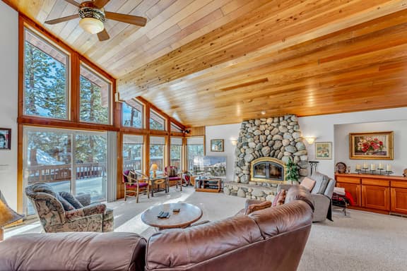 3185 Panorama Dr - Image 1