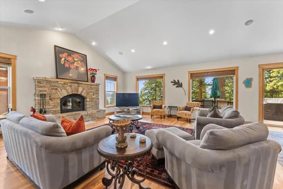 1550 Queens Way - Image 1